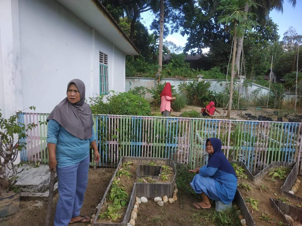 You are currently viewing Pemdes Limau Manis Gotong Royong di Lingkungan Kantor Desa Limau Manis