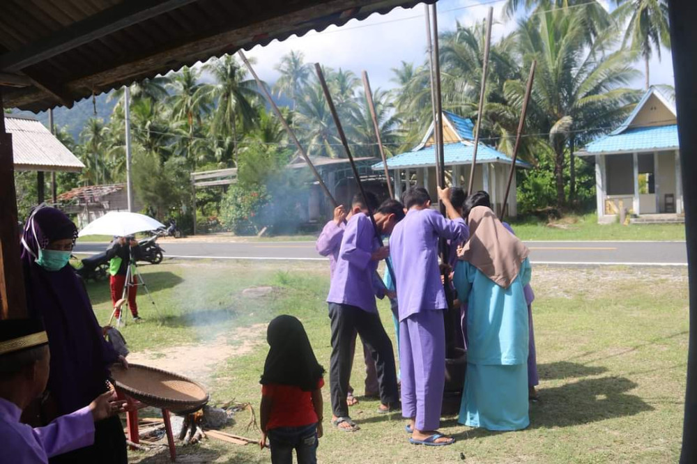 You are currently viewing Tradisi Bermain Alu Digemari Anak Muda Masa Kini di Desa Limau Manis