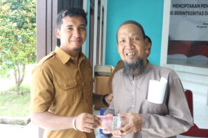 Read more about the article Galeri Photo Kegiatan Pembagian Bantuan Langsung Tunai BLT Dana Desa Untuk Bulan Januari Sampai Maret Tahun 2024