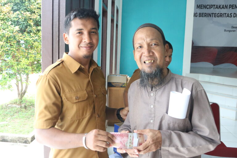 Read more about the article Galeri Photo Kegiatan Pembagian Bantuan Langsung Tunai BLT Dana Desa Untuk Bulan Januari Sampai Maret Tahun 2024