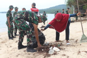Read more about the article Jaga Kelestarian Desa, Batalyon Komposit 1/Gardapati ,Aparatur  Desa  Limau Manis  dan. Masyarakat  Gelar Goro di Desa Limau Manis