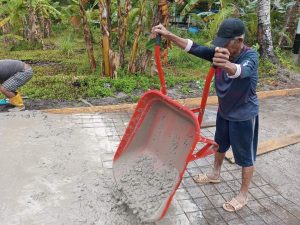 Read more about the article Pembangunan Jalan Cor Beton bertulang Gg Padang tengah , Desa Limau Manis , Disambut Baik oleh Warga