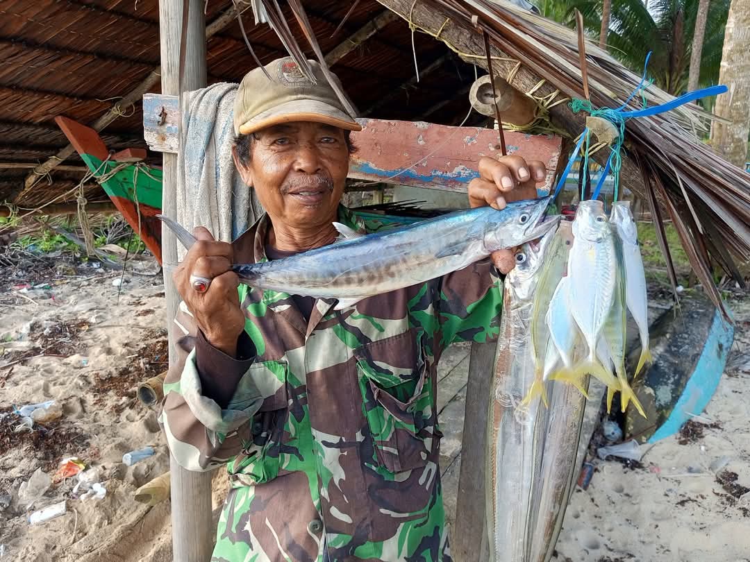You are currently viewing Nelayan Pesisir Desa Limau Manis Tetap Melaut Selama Ramadhan