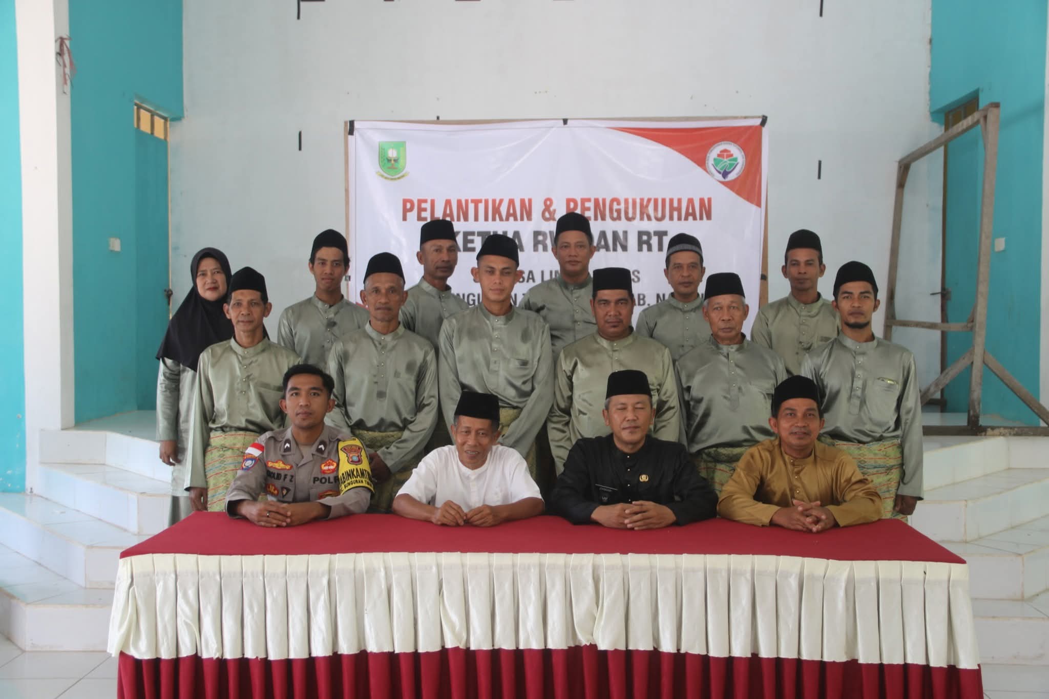 You are currently viewing Pelantikan Ketua RW dan RT Sedesa Limau Manis Kecamatan Bunguran Timur Laut Momentum Baru untuk Membangun Desa