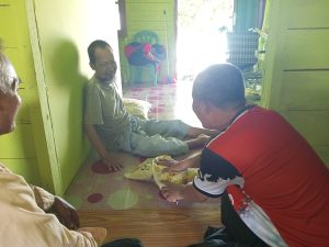 Read more about the article Kepala Desa Limau Manis Menjenguk Warga yang Sakit, Wujud Kepedulian Terhadap Masyarakat