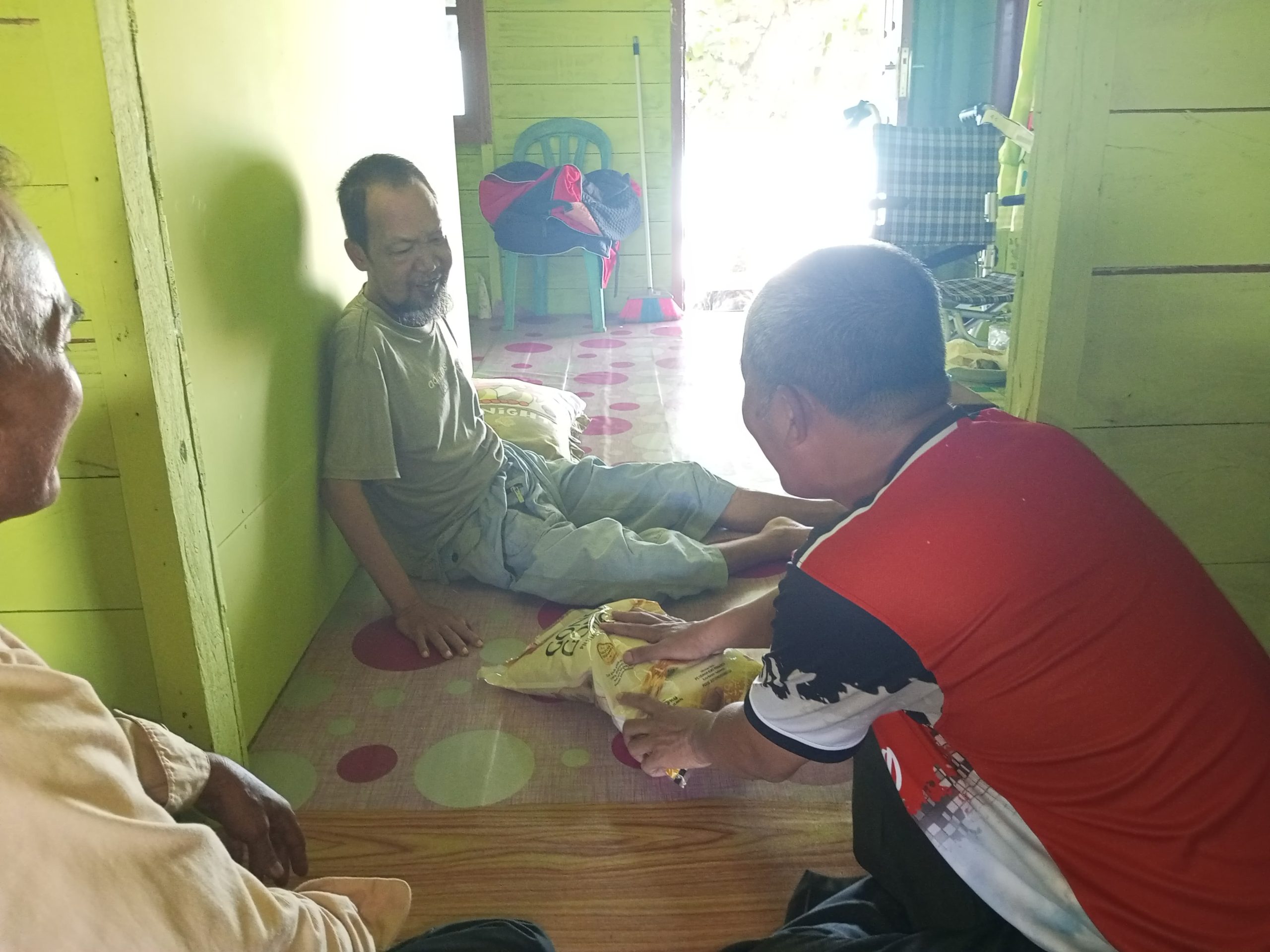 You are currently viewing Kepala Desa Limau Manis Menjenguk Warga yang Sakit, Wujud Kepedulian Terhadap Masyarakat